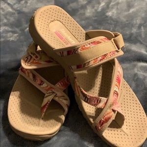 Sketchers outdoor sandal. Perfect condition.